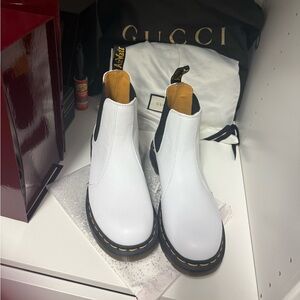 2976 Chelsea Women’s Dr. Martens, White Size 8